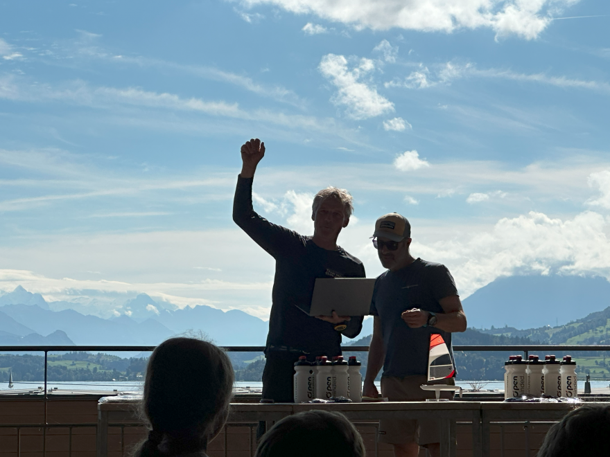 Regatta Leiter Ansgar bei der Verkündung der Ergebnisse
