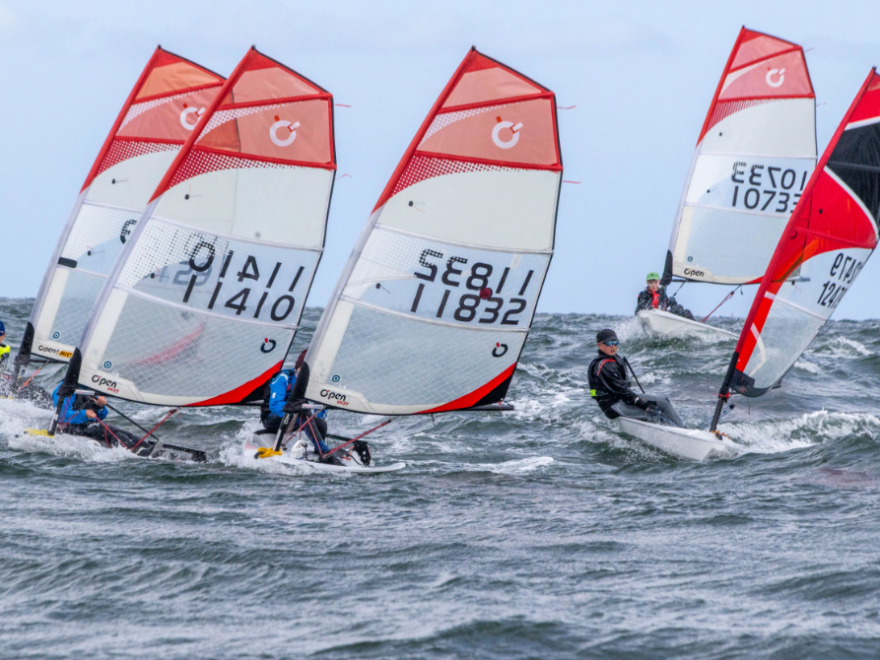 Spannende Positionskämpfe an der Luvtonne bei der O'pen Skiff Euro Challenge. Foto: Pepe Hartmann